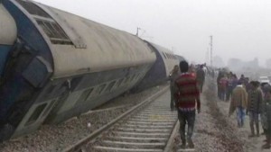 kereta-api-indian-expres-tergelincir-90-orang-tewas