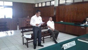 Terdakwa Heroike D Rompas berdiri saat membacakan peldoinya di PN Manado, Selasa (07/03)