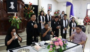 Gubernur Sulut Olly Dondokambey dan keluarga ikut perjamuan di GMIM Eben Haezar Bumi Beringin, Manado.(Foto: hms)