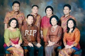 Kenang-kenangan semasa hidup Opa John Tamuntuan bersama istri dan anak-anak serta para menantu.(Foto: ist)