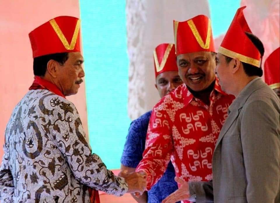 Menko Kemaritiman Luhut Binsar Panjaitan bersama Gubernur Sulut Olly Dondokambey dan  Presiden Grab Indonesia Ridski Kramadibrata.usai penandatanganan MoU.(Foto: hbm)