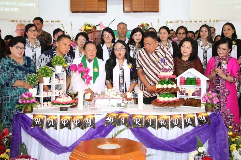 Gubernur Sulut Olly Dondokambey SE menghadiri ibadah syukur HUT ke-159 Jemaat GMIM Pniel Kayawu, Kota Tomohon, Minggu 3 November 2019.(Foto: hbm) 