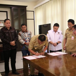 Gubernur Sulut Olly Dondokambey SE menandatangani NPHD penyelenggaraan Pilgub 2020, di rumah dinas gubernur di Bumi Beringin, Manado, Senin 4 November 2019.(Foto: hbm)