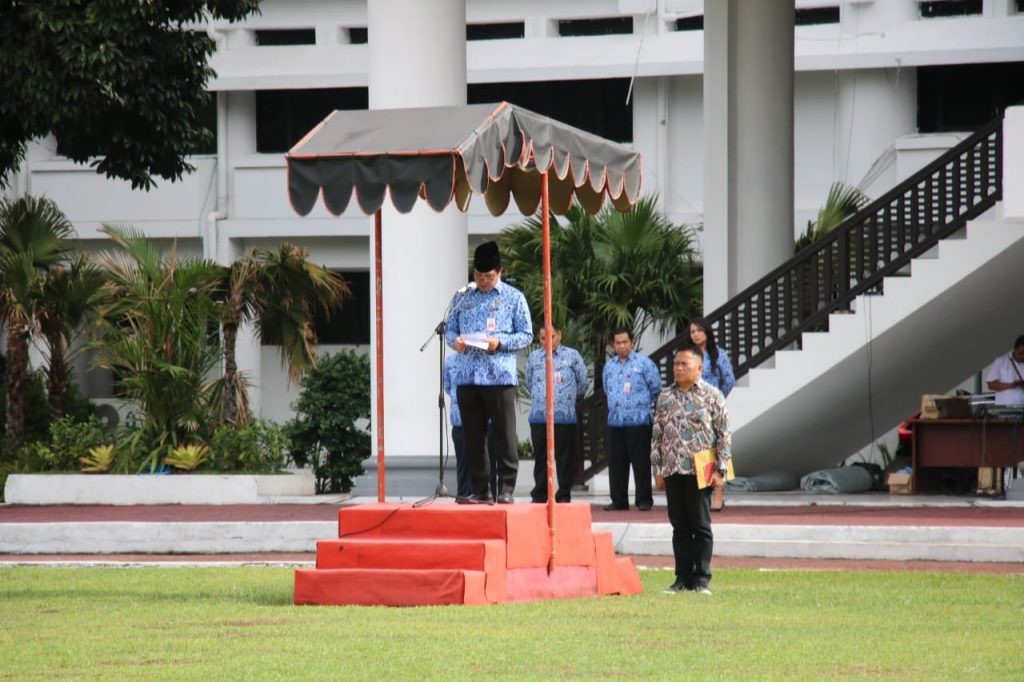 Wagub Sulut Drs Steven Kandouw membacakan amanat Menteri Sosial RI Juliari P Batubara pada upacara Peringatan Hari Pahlawan, di lapangan kantor gubernur, Minggu 10 November 2019.(Foto: hbm)