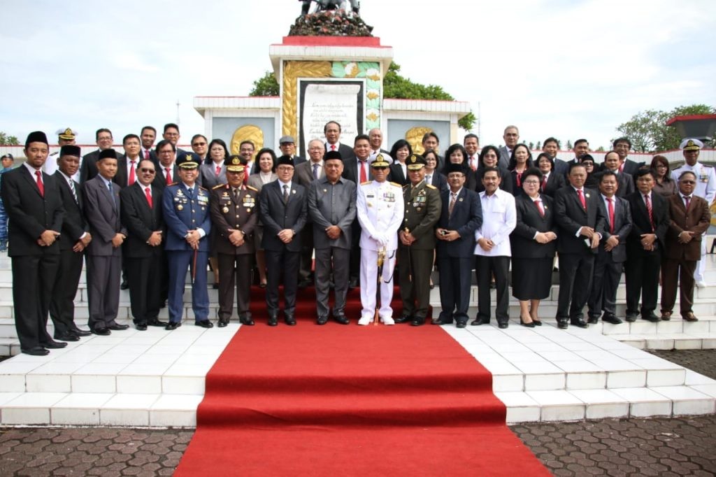Gubernur Sulut Olly Dondokambey SE, Forkopimda dan jajaran pejabat Pemprov di TMP Kairagi, Manado, 9 November 2019.(Foto: hbm) 