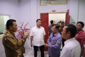Wakil Gubernur Sulut Steven Kandouw mendampingi mantan Wapres RI, HM Jusuf Kalla dalam agenda kunjungannya ke Sulut, Kamis 14 November 2019.(Foto: hbm) 