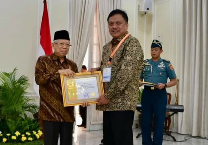 Gubernur Sulut Olly Dondokambey SE saat menerima Anugerah Paramakarya Tahun 2019 yang diserahkan Wapres Ma'ruf Amin, di Istana Wapres, di Jakarta, Kamis 28 November 2019.(Foto: ist)