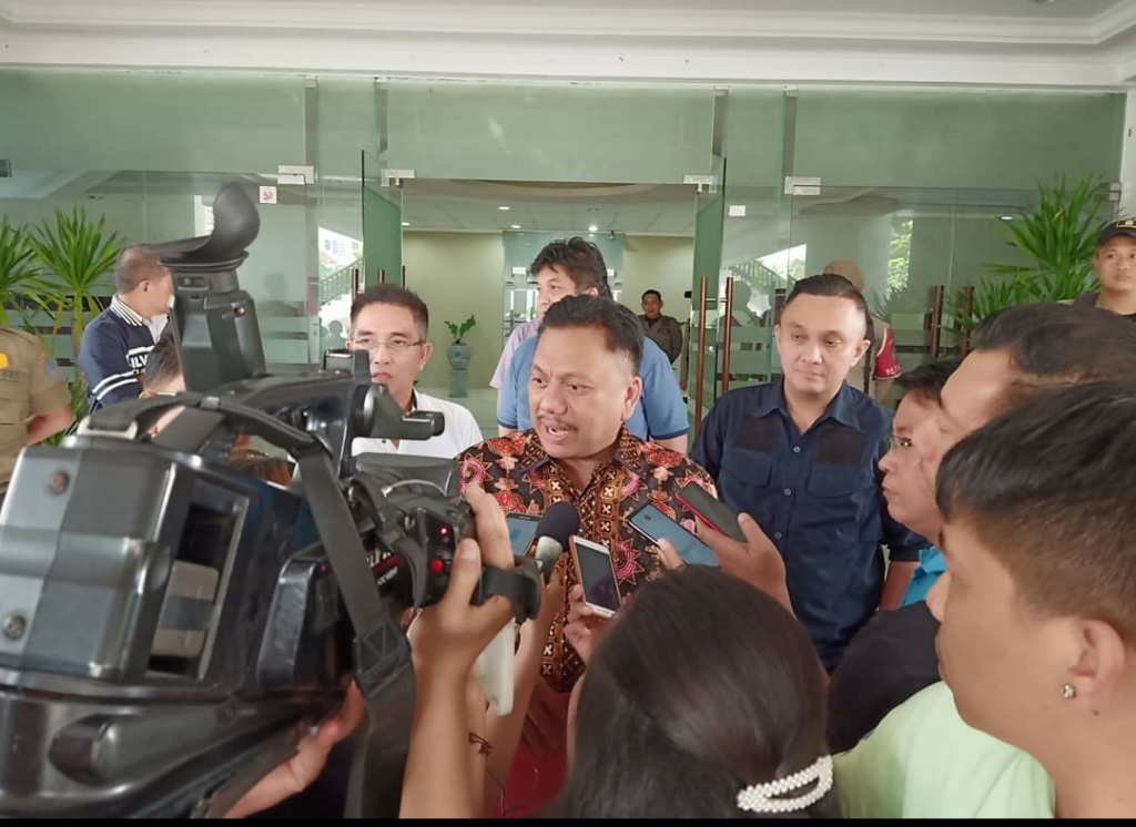 Gubernur Sulut Olly Dondokambey SE saat diwawancara wartawan, Jumat 15 November 2019.(Foto: ist)