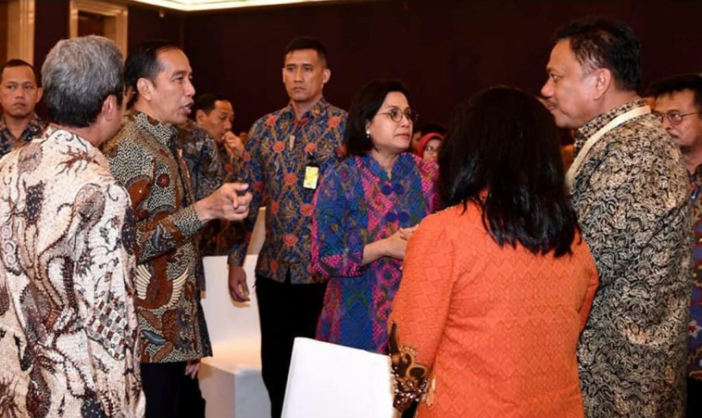Gubernur Sulut Olly Dondokambey SE bersama Menteri Keuangan Sri Mulyani berbincang-bincang dengan Presiden Joko Widodo.(Foto: ist)